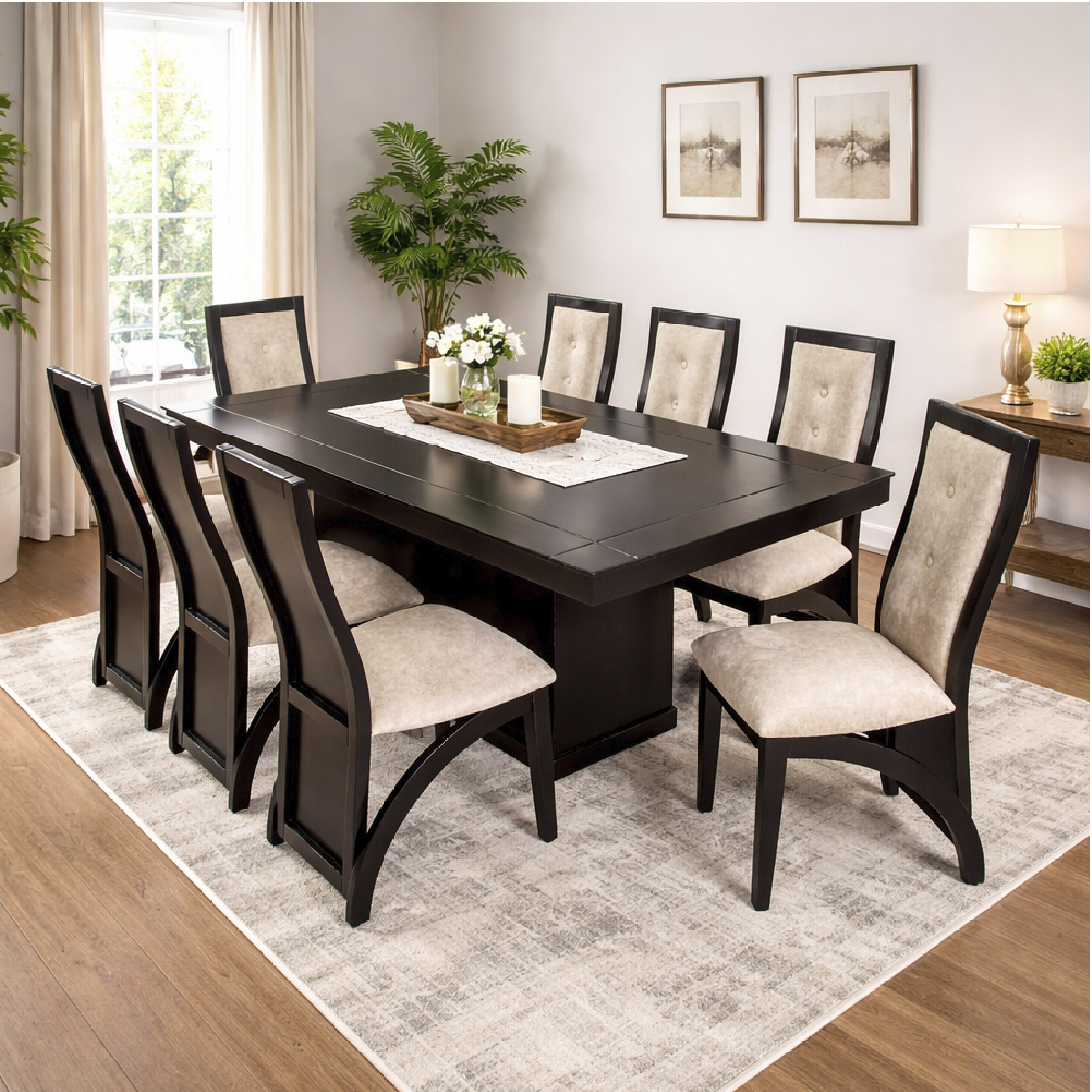 Este elegante comedor de 8 puestos es la combinación perfecta entre diseño moderno y funcionalidad. Fabricado en madera resistente que aporta presencia y estilo a cualquier espacio.
La mesa presenta líneas limpias y una estructura robusta que garantiza durabilidad, mientras que sus ocho sillas están diseñadas para ofrecer máximo confort gracias a su asiento y respaldo tapizados en tela de textura suave y agradable al tacto. El diseño curvo de las patas y el contraste entre la madera y el tapizado crean una estética contemporánea y acogedora.