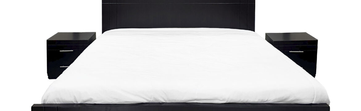 Cama de tres plazas en dos veladores, color wengue con diseño lineal